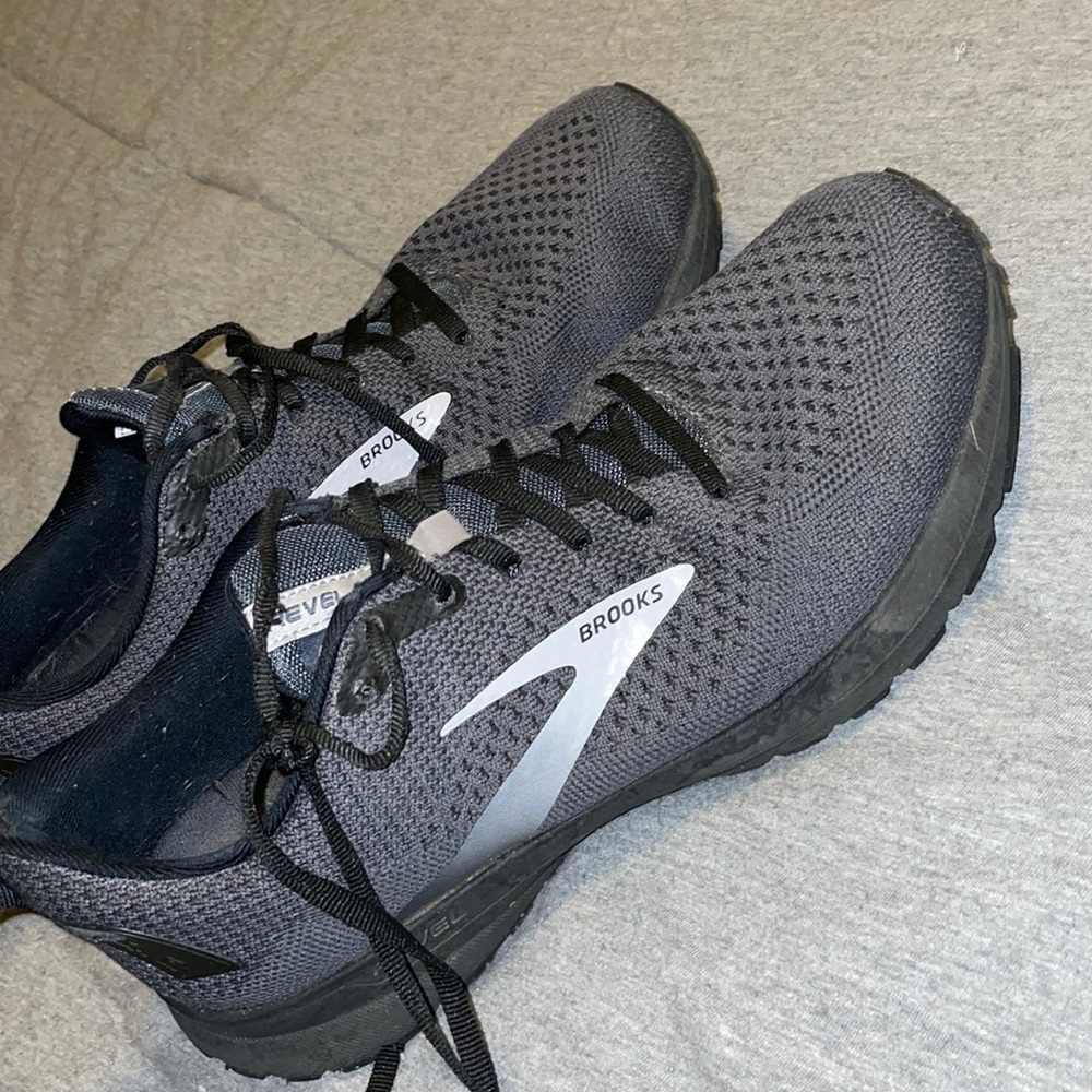 Mens Brooks tennis shoes (Revel)